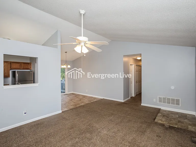 410 Clyde Ct — Photo 3