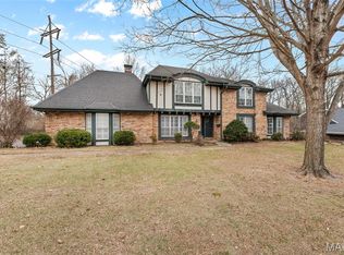 2 Powder Creek Dr, Belleville, IL 62223