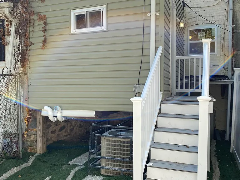 627 Denison St — Photo 2