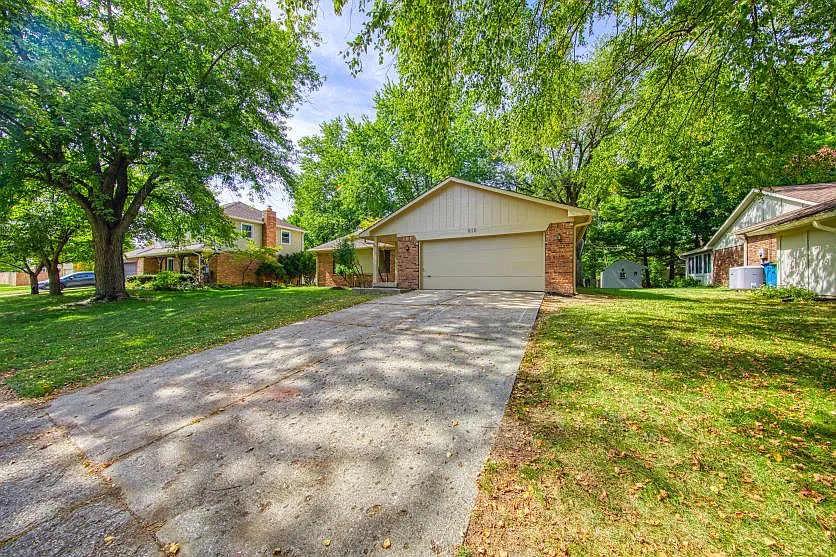 910 Summitcrest Dr — Photo 1