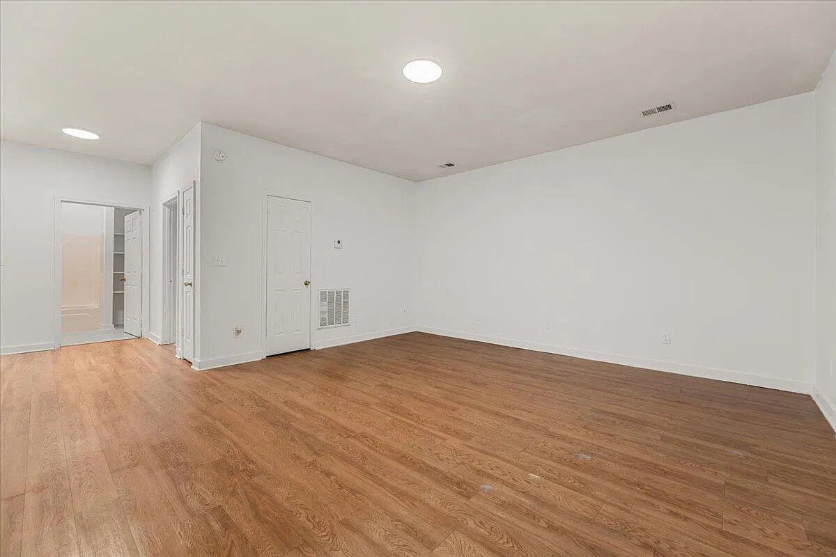 3 bed, 1.0 bath, 1000 sqft, $1,695 — Photo 2