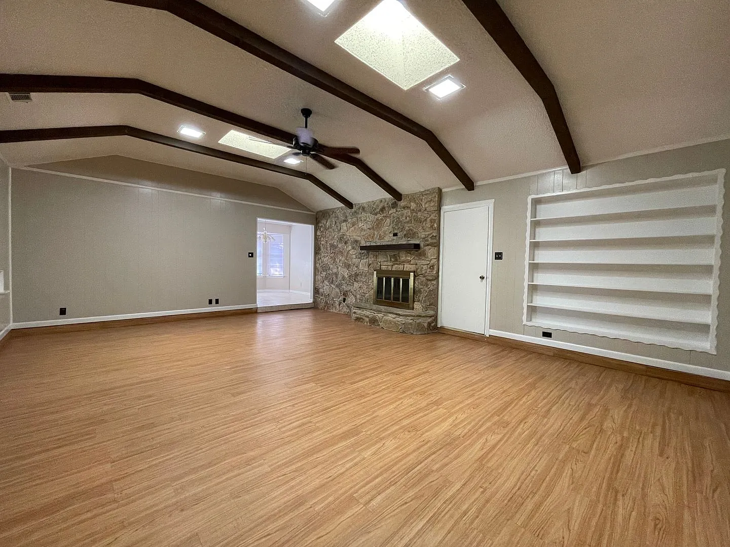 Available Now 3 Bedroom 2.5 Bath Spacious Home In Sw Fort Worth — Photo 2