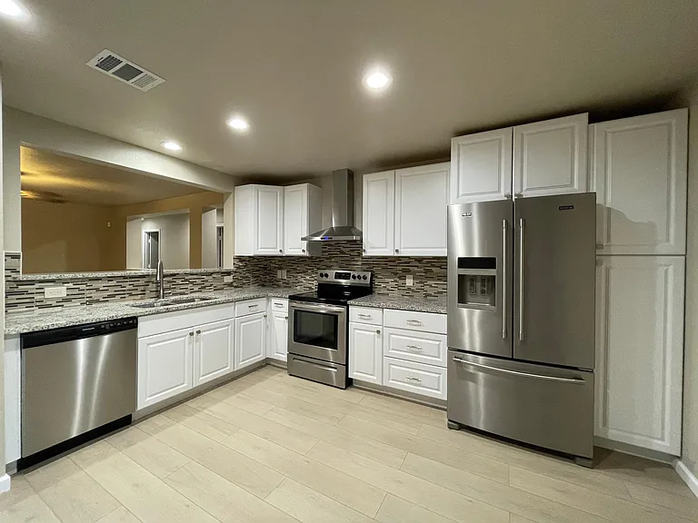 141 Cushman Dr — Photo 2