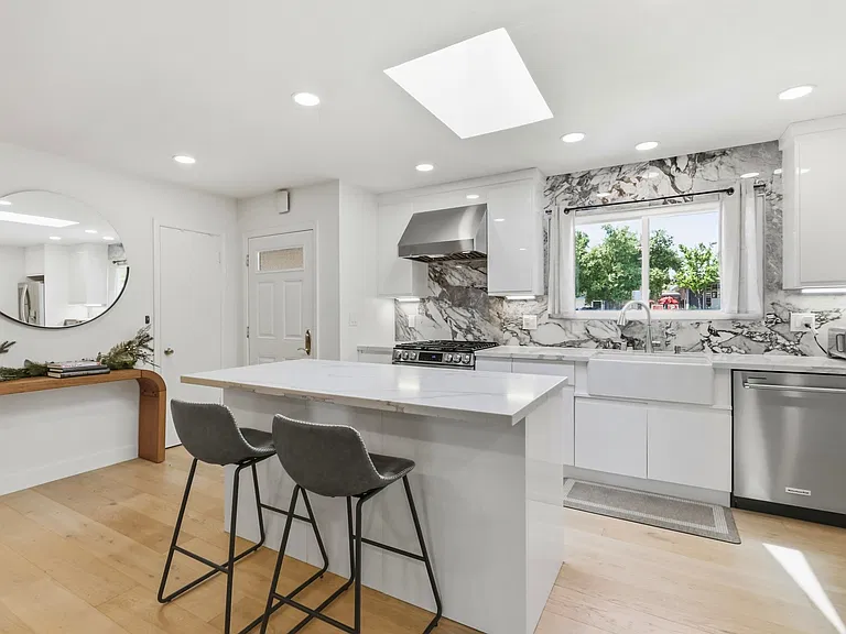 5588 Dartmouth Dr — Photo 8