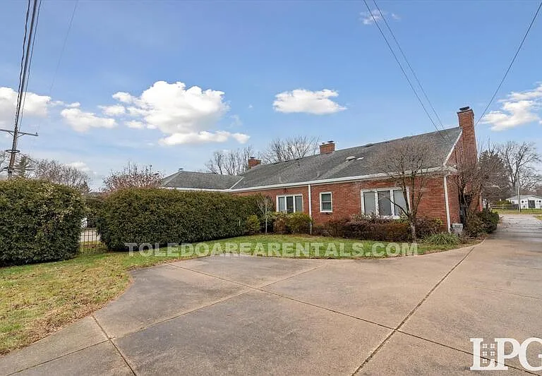 3835 Hillandale Rd E — Photo 43