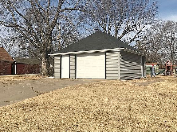 11/2 car finished garage 