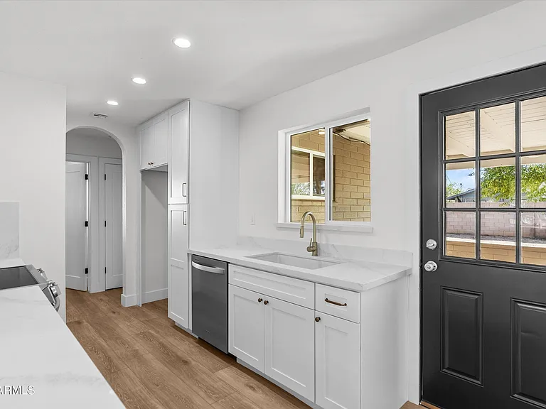 543 W 17th St — Photo 22