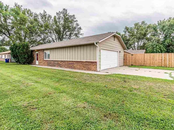 1386 Parkside Dr, Junction City, KS 66441