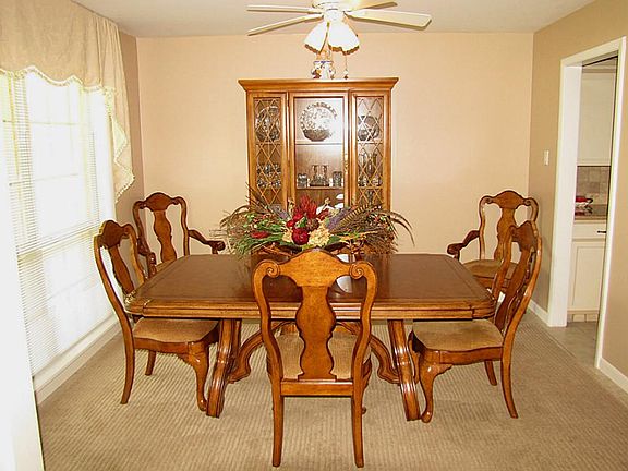 CLOSE-UP VIEW OF FORMAL DINING.  LOADS OF NATURAL LIGHT. EASY ACCESS TO KITCHEN.