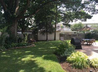 45 Poplar St, Westbury, NY 11590