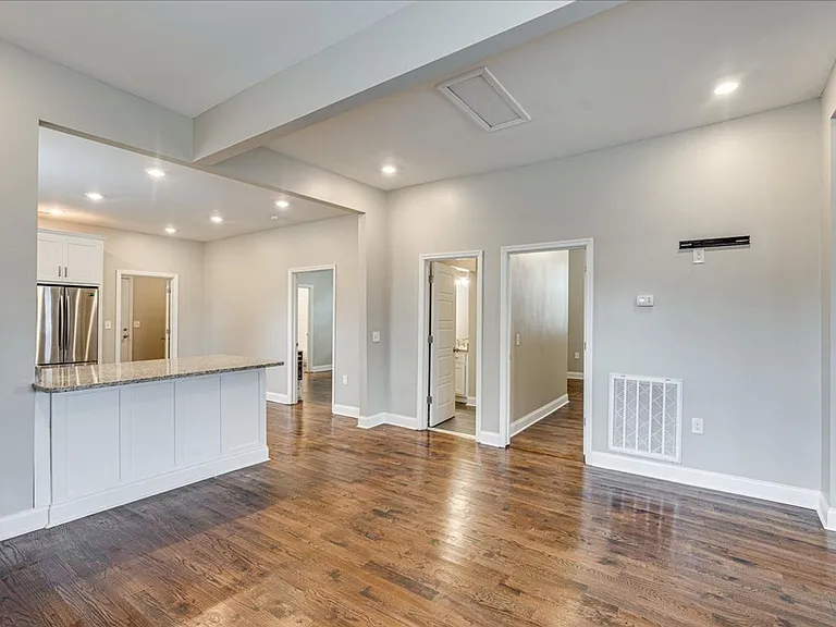 2425 Chamberlain Ave — Photo 6