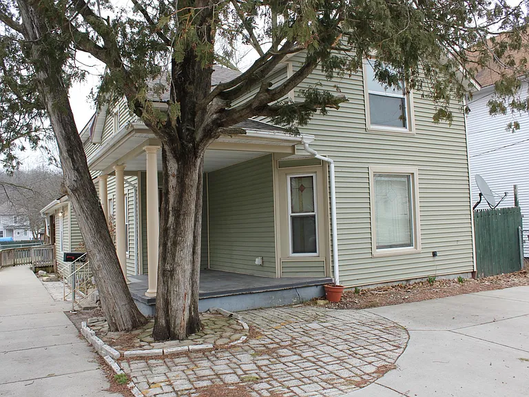 555 Lincoln Ave NW — Photo 1