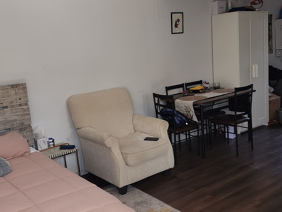 Space for sitting and a kitchen table