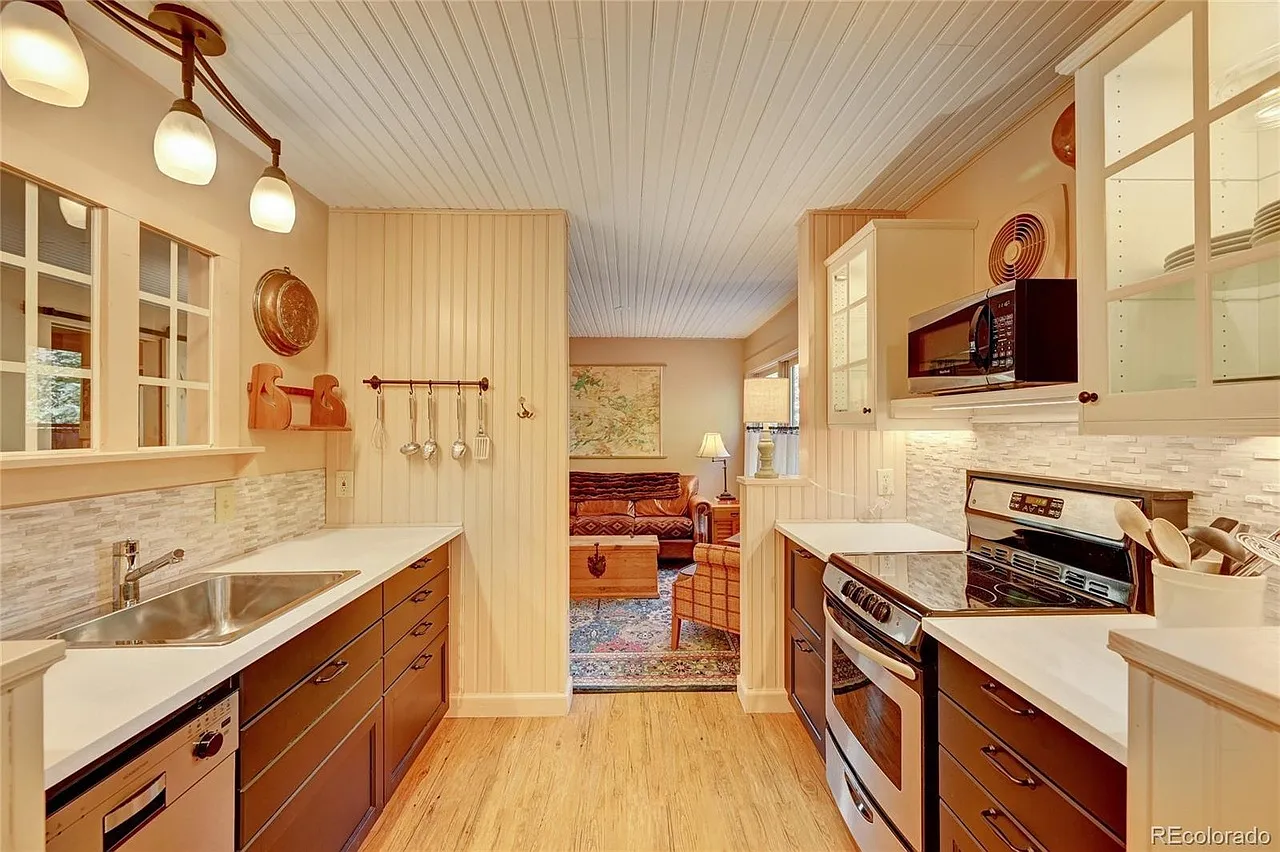 2 bed, 800 sqft, $2,000 — Photo 3