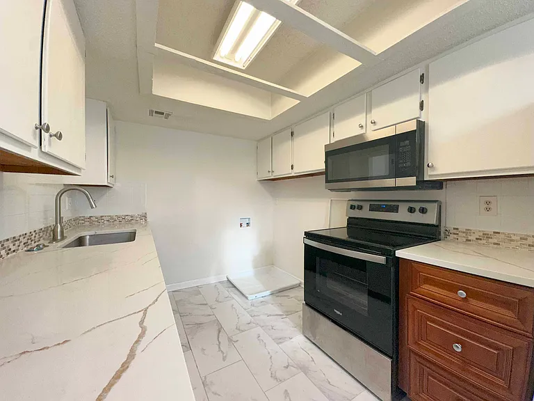 11004 NW Player Dr — Photo 8