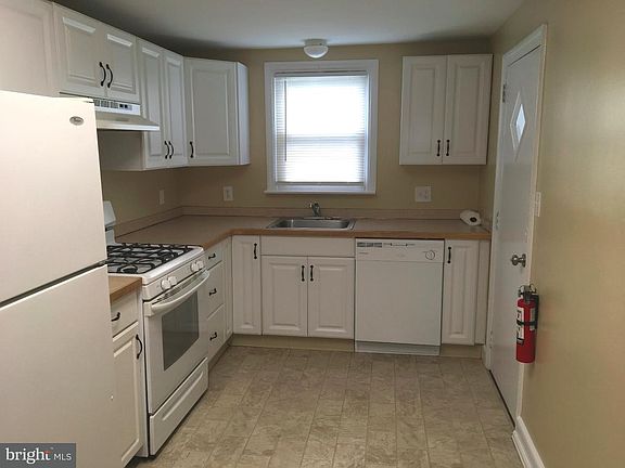 3rd image of 102 Larch Ave