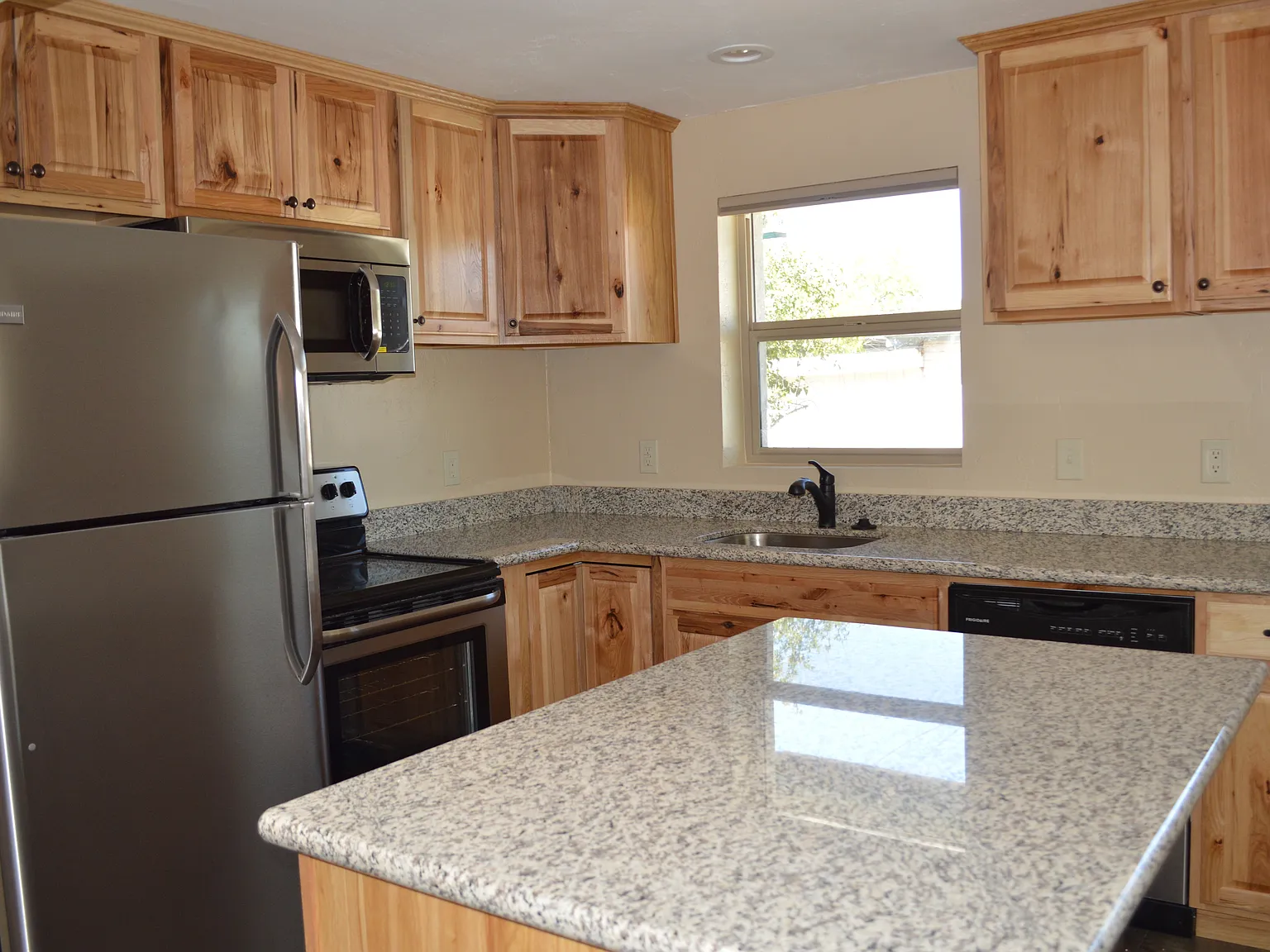 4 bed, 1400 sqft, $2,295 — Photo 3