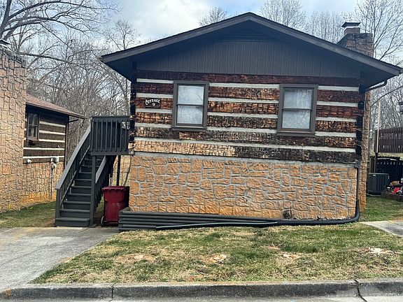2nd image of 2822 Walnut St #9