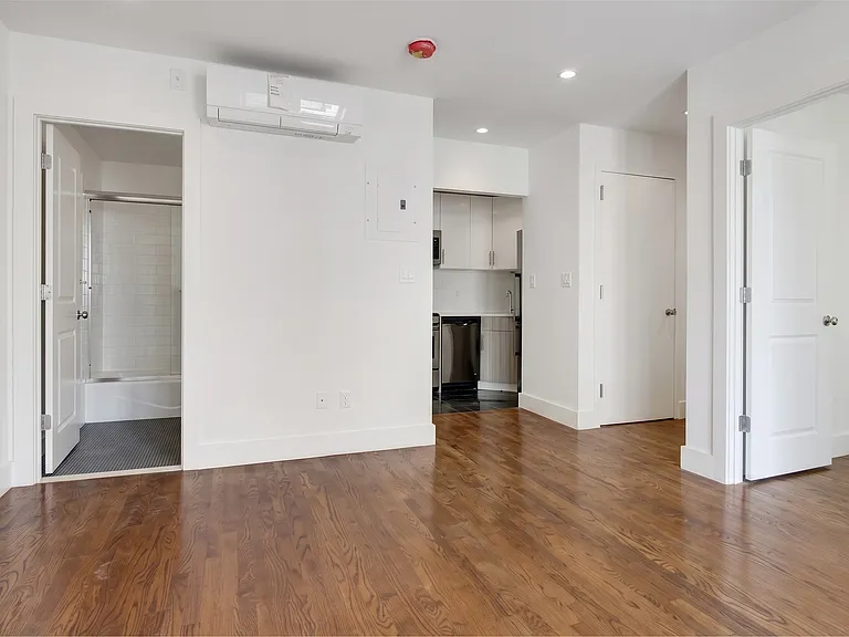 212 W 20th St #5F — Photo 2