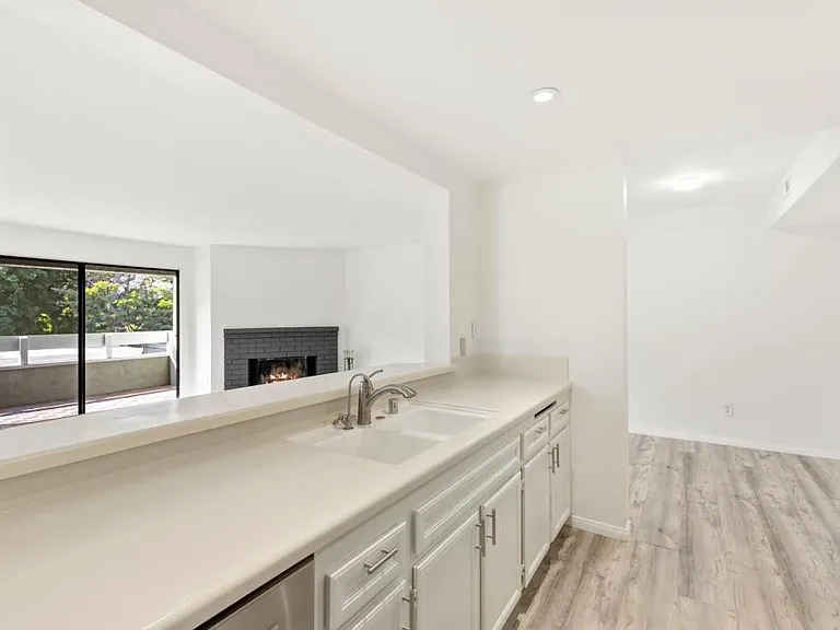 1040 E Washington Ave — Photo 17