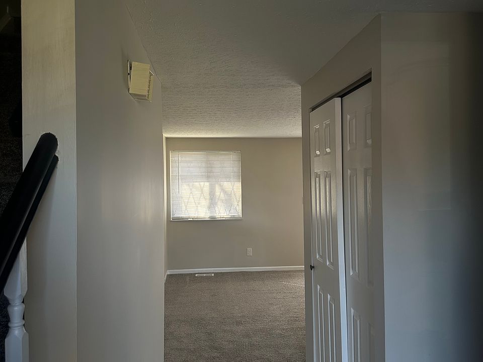 Front Entrance hallway with closet.