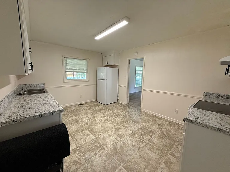 403 Thomas Dr — Photo 3
