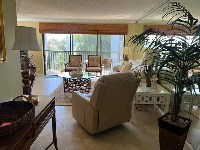 2 bed, 2.0 bath, 1183 sqft, $2,400 — Photo 2