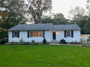 21 Center Dr, Riverhead, NY 11901