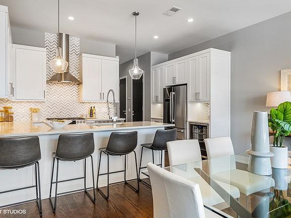 2nd image of 3530 N Lincoln Ave #200