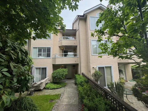 261 W 16th St #2, North Vancouver, BC V7M 1T7
