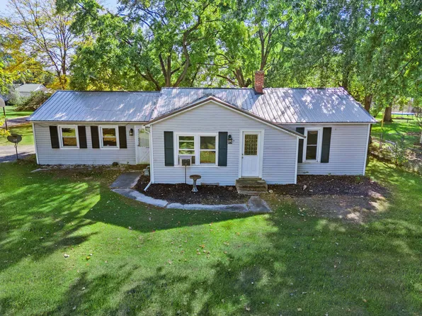 434 Walnut St, Howard City, MI 49329