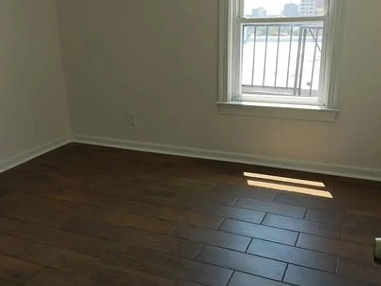 2219 Maryland Ave — Photo 2