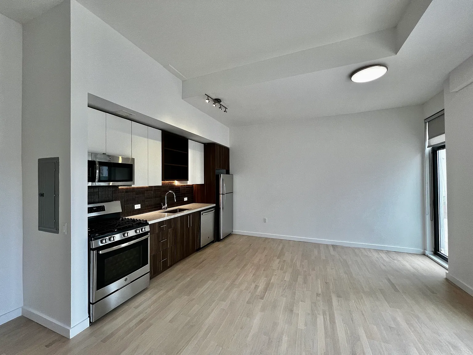 3301 38th Ave — Photo 2