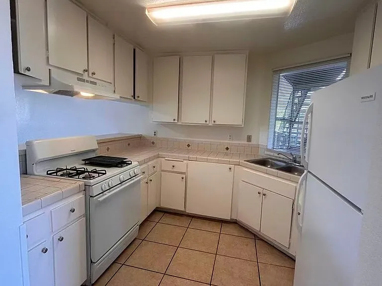 1086 Stanley Ave — Photo 1
