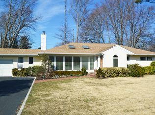 61 Planting Field Road, East Hills, NY 11577