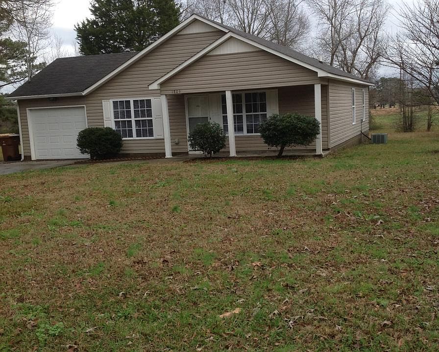 Cute cottage with 1 car garage.