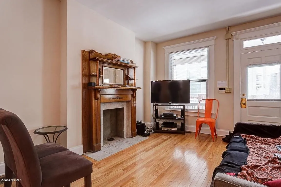 Living room - 996 S Wall St