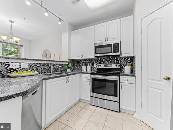 400 Symphony Cir APT 218H, Cockeysville, MD 21030