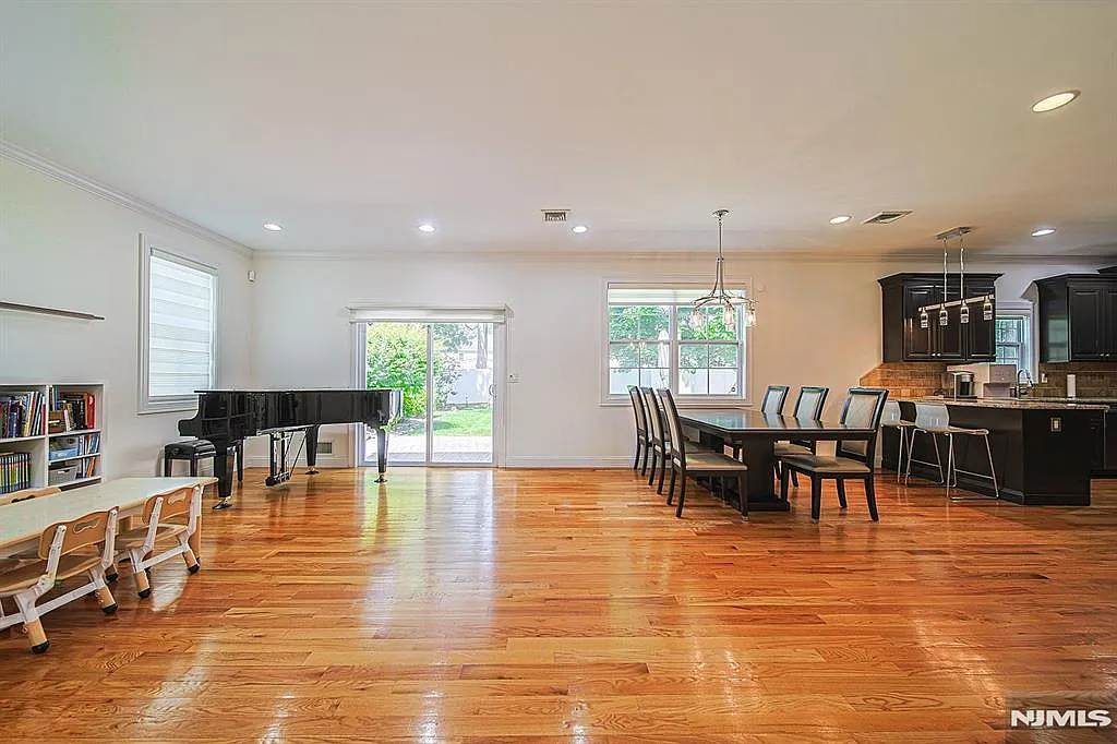 4 bed, 2362 sqft, $5,000 — Photo 4