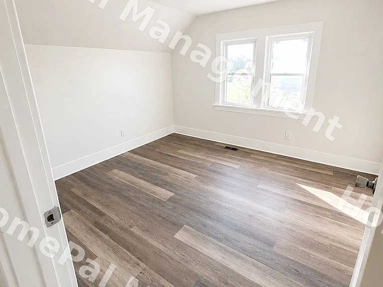 2416 Fowler Ave — Photo 9