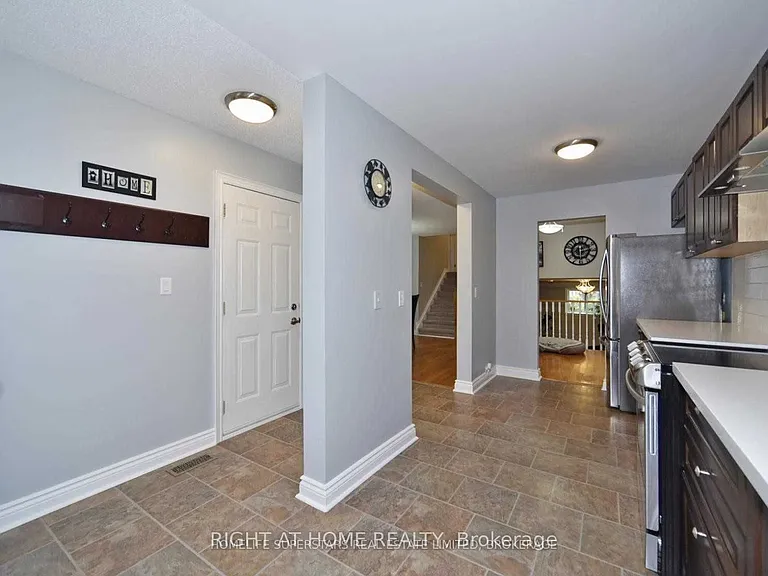 1434 Largo Cres — Photo 5