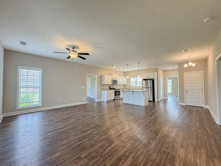 211 Silverthorn Dr — Photo 23