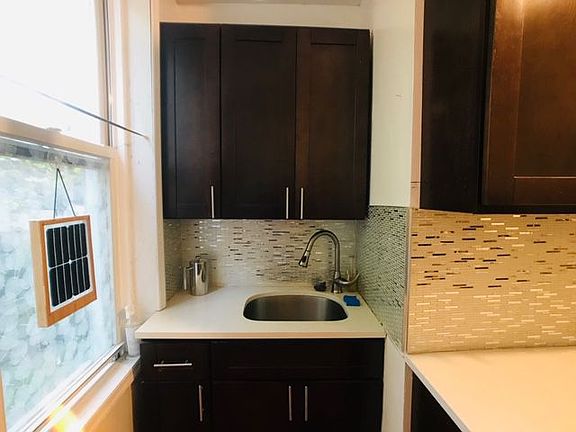 3rd image of 208 Huron St APT 1L