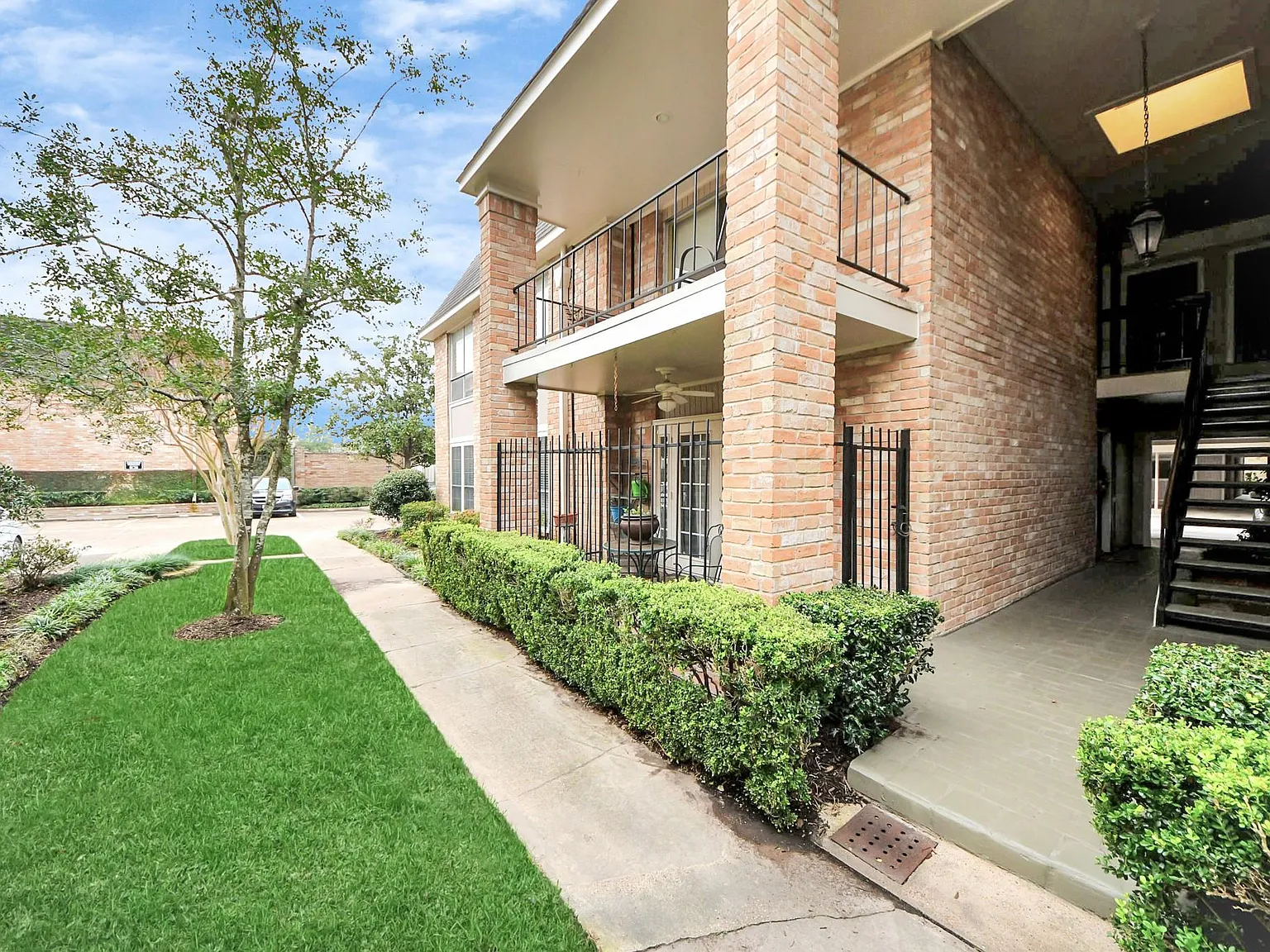 3 bed, 2.0 bath, 1288 sqft, $2,150 — Photo 2