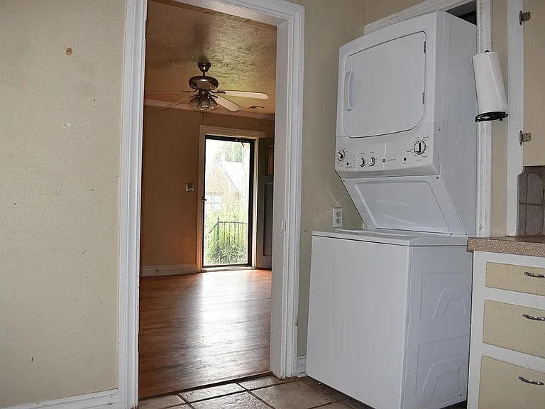 325 E Duffy St — Photo 4