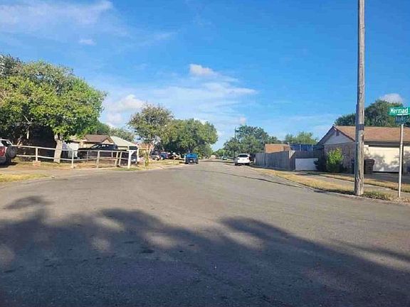 Exterior Neighborhood (street photo)