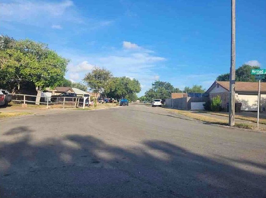 Exterior Neighborhood (street photo)