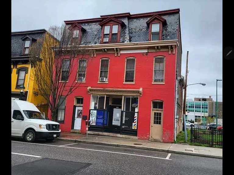 107 W Franklin St — Photo 1