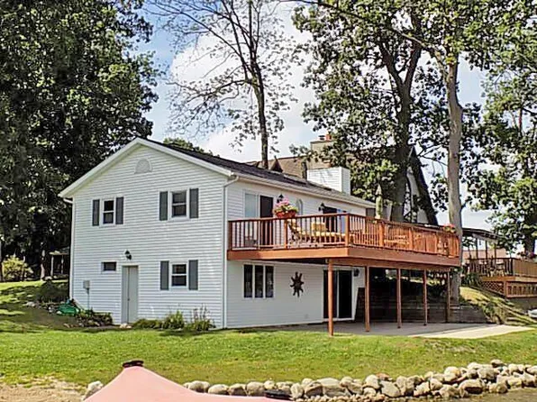 7248 S Crooked Lake Dr, Delton, MI 49046