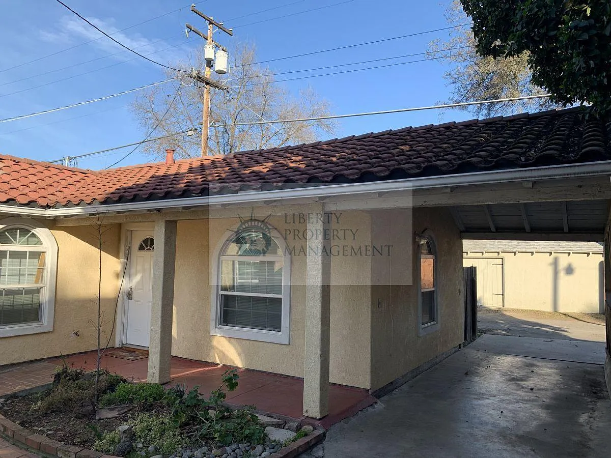 2 bed, 836 sqft, $1,595 — Photo 1